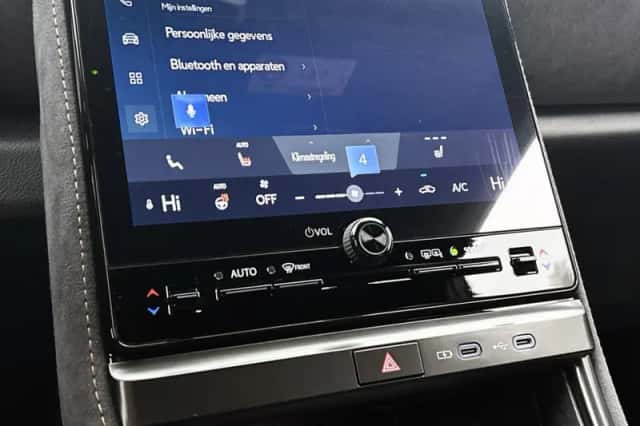 Lexus LBX (2024) thumbnail 9