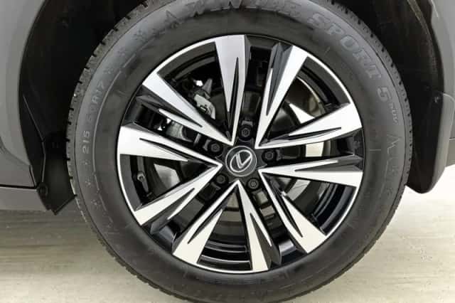 Lexus LBX (2025) thumbnail 23