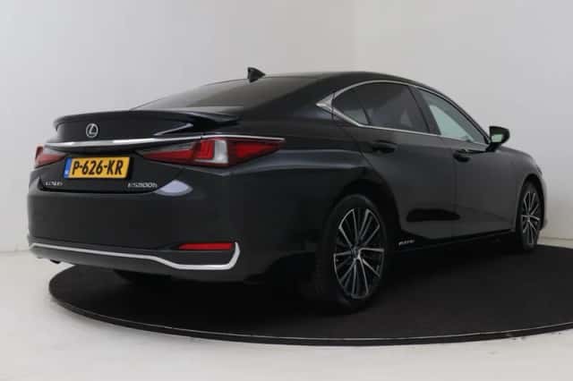Lexus ES (2022) thumbnail 2