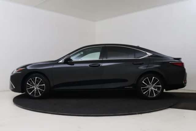 Lexus ES (2022) thumbnail 3