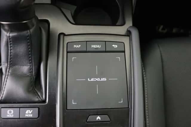 Lexus ES (2022) thumbnail 22