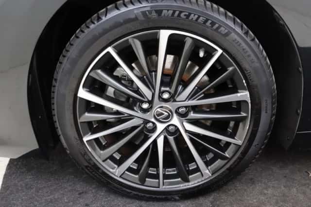 Lexus ES (2022) thumbnail 5