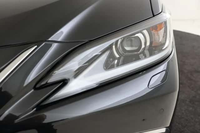 Lexus ES (2022) thumbnail 7