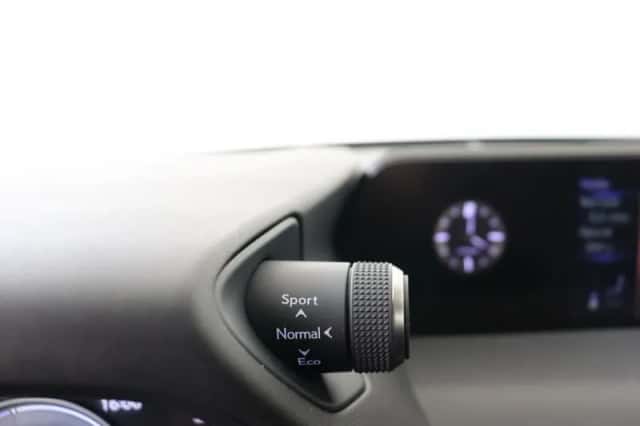Lexus UX (2021) thumbnail 23