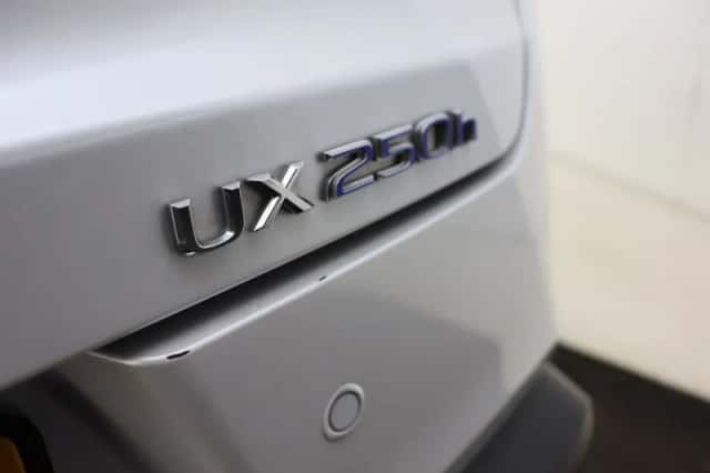 Lexus UX (2021) thumbnail 37