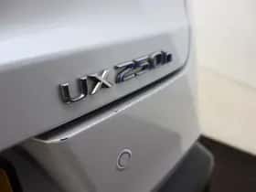 Lexus UX (2021) thumbnail 37