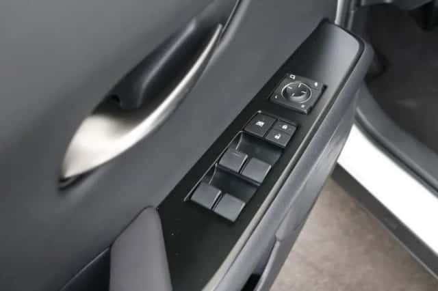Lexus UX (2021) thumbnail 10