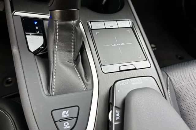 Lexus UX (2020) thumbnail 25