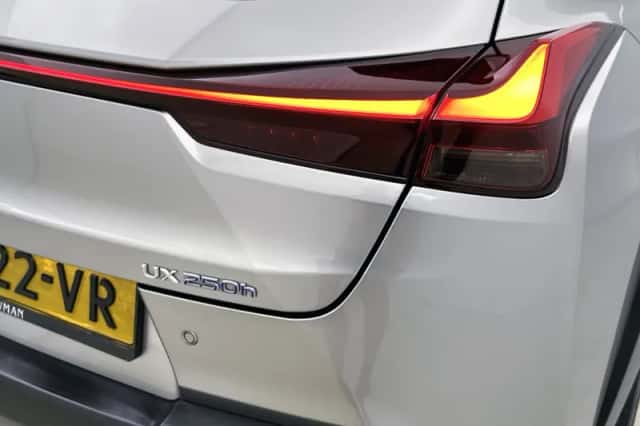 Lexus UX (2020) thumbnail 38