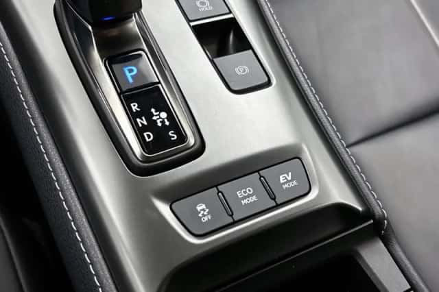 Lexus LBX (2024) thumbnail 25
