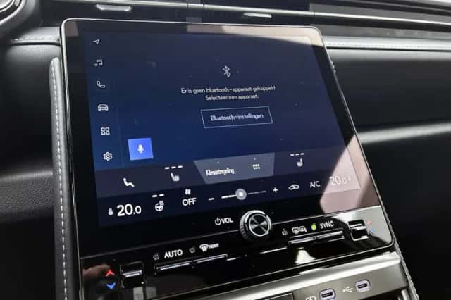 Lexus LBX (2024) thumbnail 30