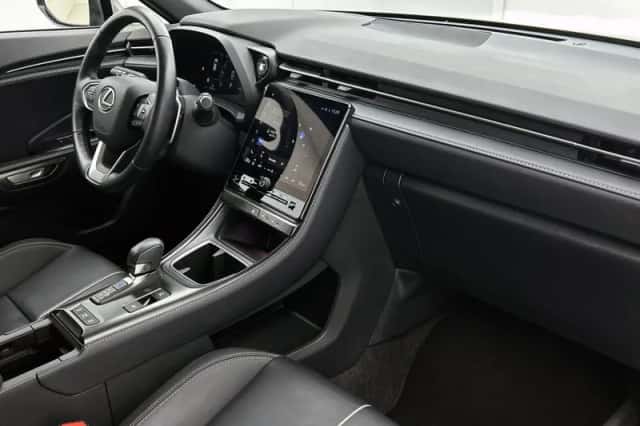 Lexus LBX (2024) thumbnail 6