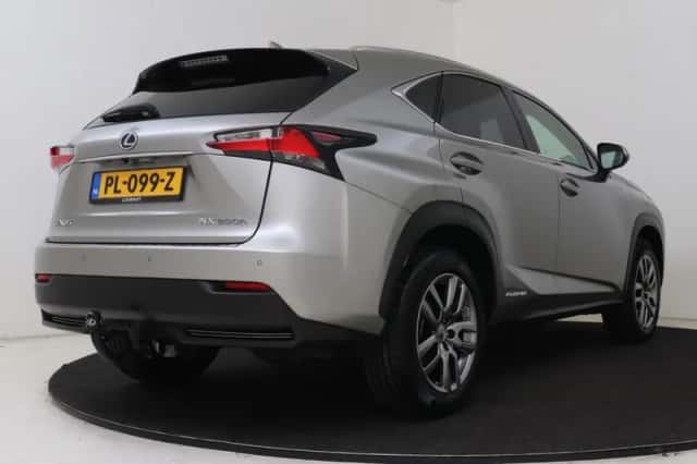 Lexus NX (2017) thumbnail 2