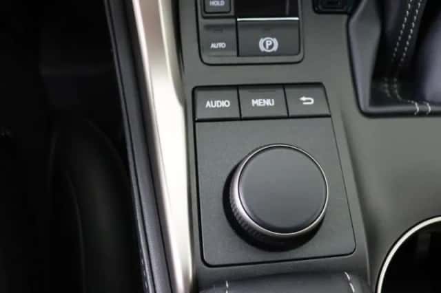 Lexus NX (2017) thumbnail 23