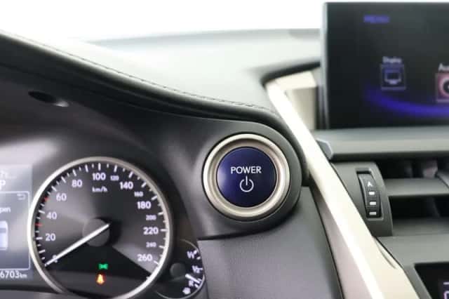 Lexus NX (2017) thumbnail 32
