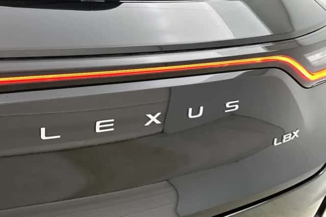 Lexus LBX (2024) thumbnail 16