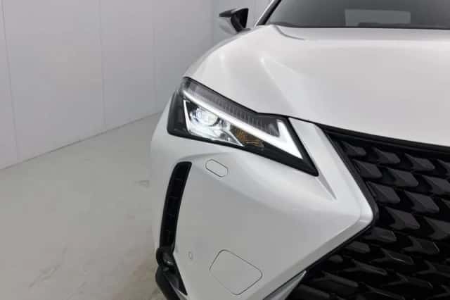 Lexus UX (2022) thumbnail 30