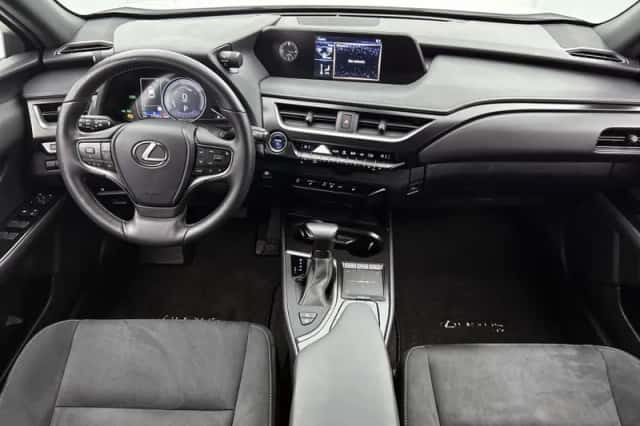 Lexus UX (2022) thumbnail 4