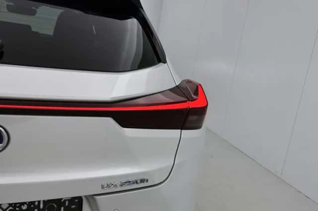Lexus UX (2022) thumbnail 31