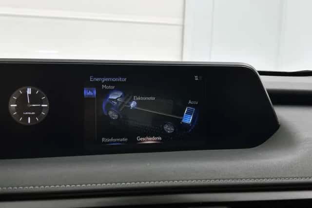 Lexus UX (2022) thumbnail 7