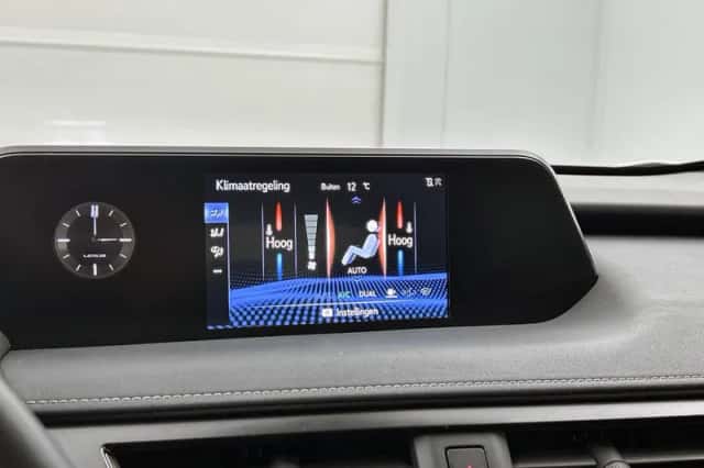 Lexus UX (2022) thumbnail 9