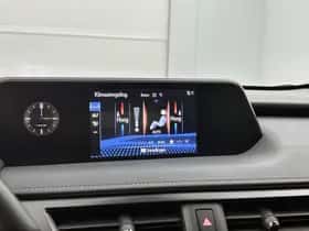 Lexus UX (2022) thumbnail 9