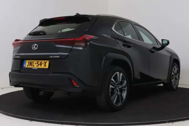 Lexus UX (2022) thumbnail 2