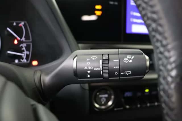 Lexus UX (2022) thumbnail 18
