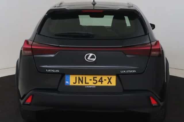 Lexus UX (2022) thumbnail 25