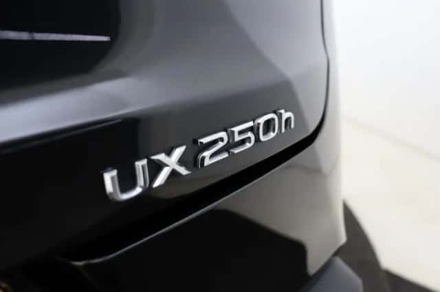 Lexus UX (2022) thumbnail 33