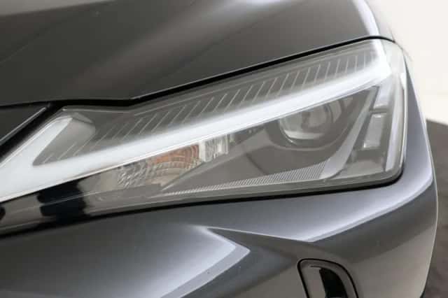 Lexus UX (2022) thumbnail 8