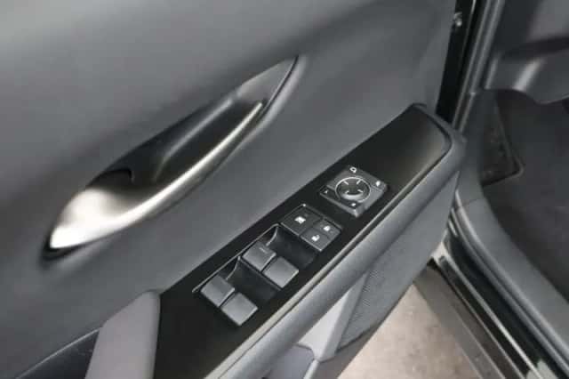 Lexus UX (2022) thumbnail 9