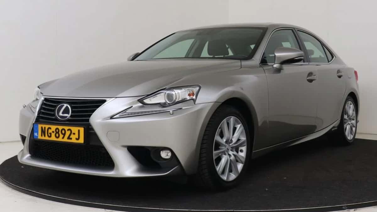 Lexus IS (2017) — foto 1