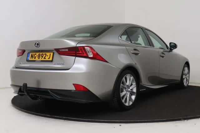 Lexus IS (2017) thumbnail 2