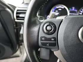 Lexus IS (2017) thumbnail 12