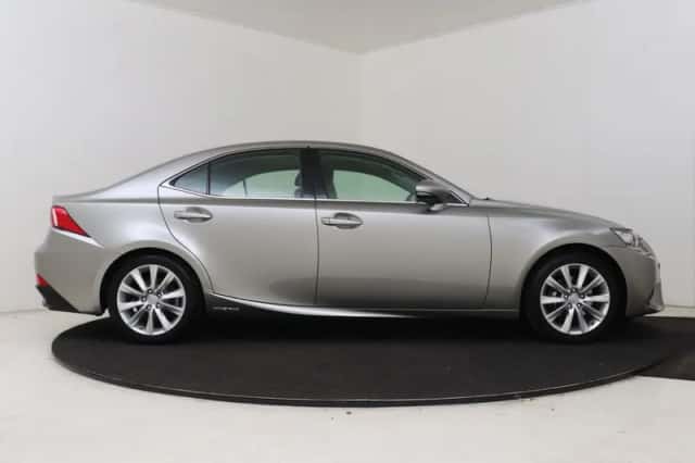 Lexus IS (2017) thumbnail 14