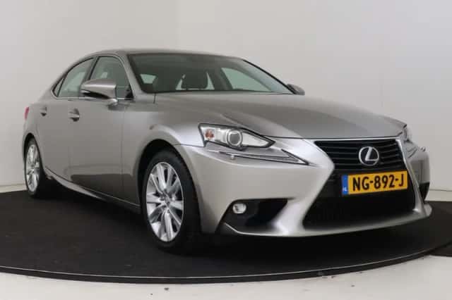 Lexus IS (2017) thumbnail 15