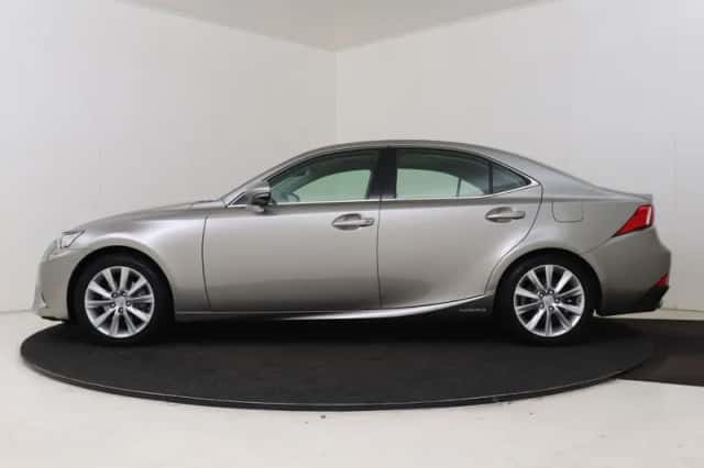 Lexus IS (2017) thumbnail 3