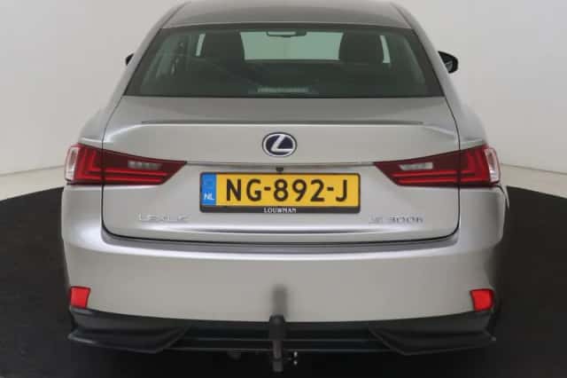 Lexus IS (2017) thumbnail 25