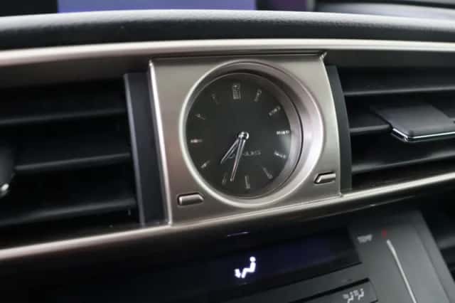 Lexus IS (2017) thumbnail 26
