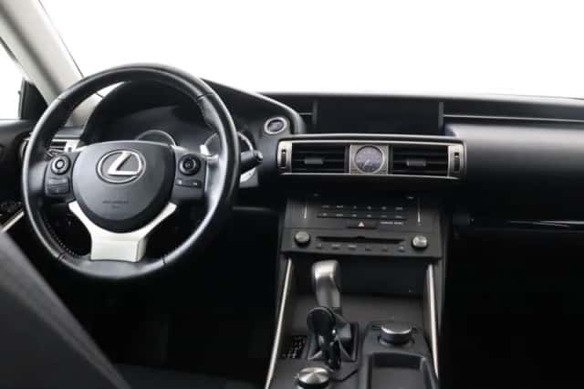 Lexus IS (2017) thumbnail 37