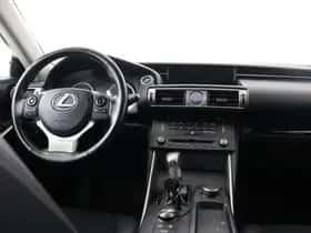 Lexus IS (2017) thumbnail 37