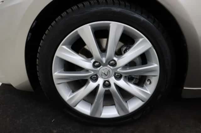 Lexus IS (2017) thumbnail 5