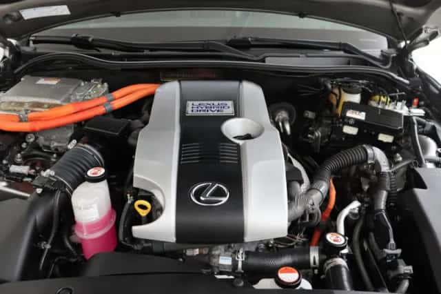 Lexus IS (2017) thumbnail 7