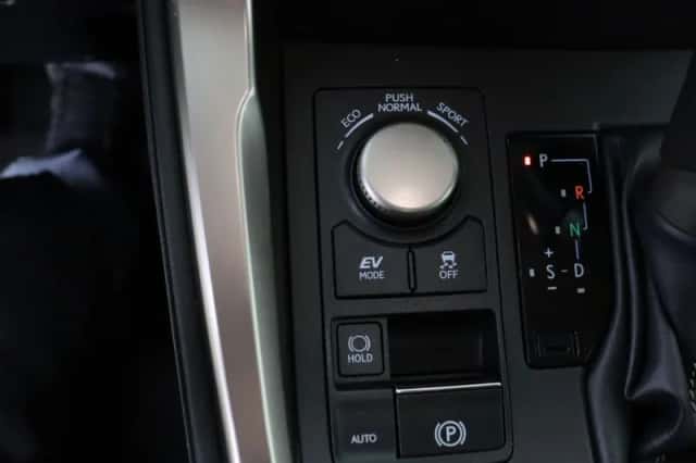 Lexus NX (2016) thumbnail 28