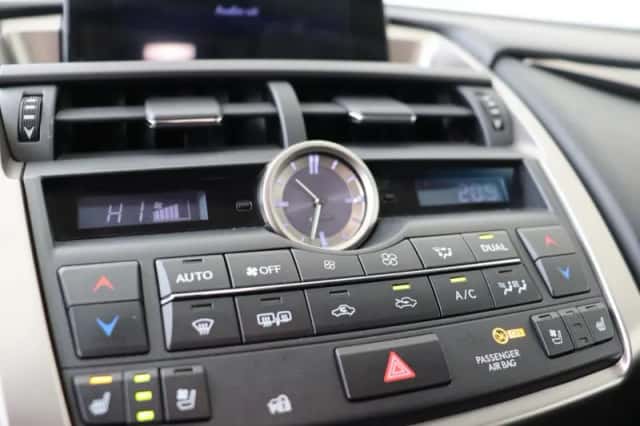 Lexus NX (2016) thumbnail 30