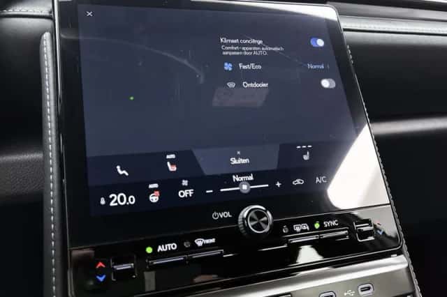 Lexus LBX (2024) thumbnail 9