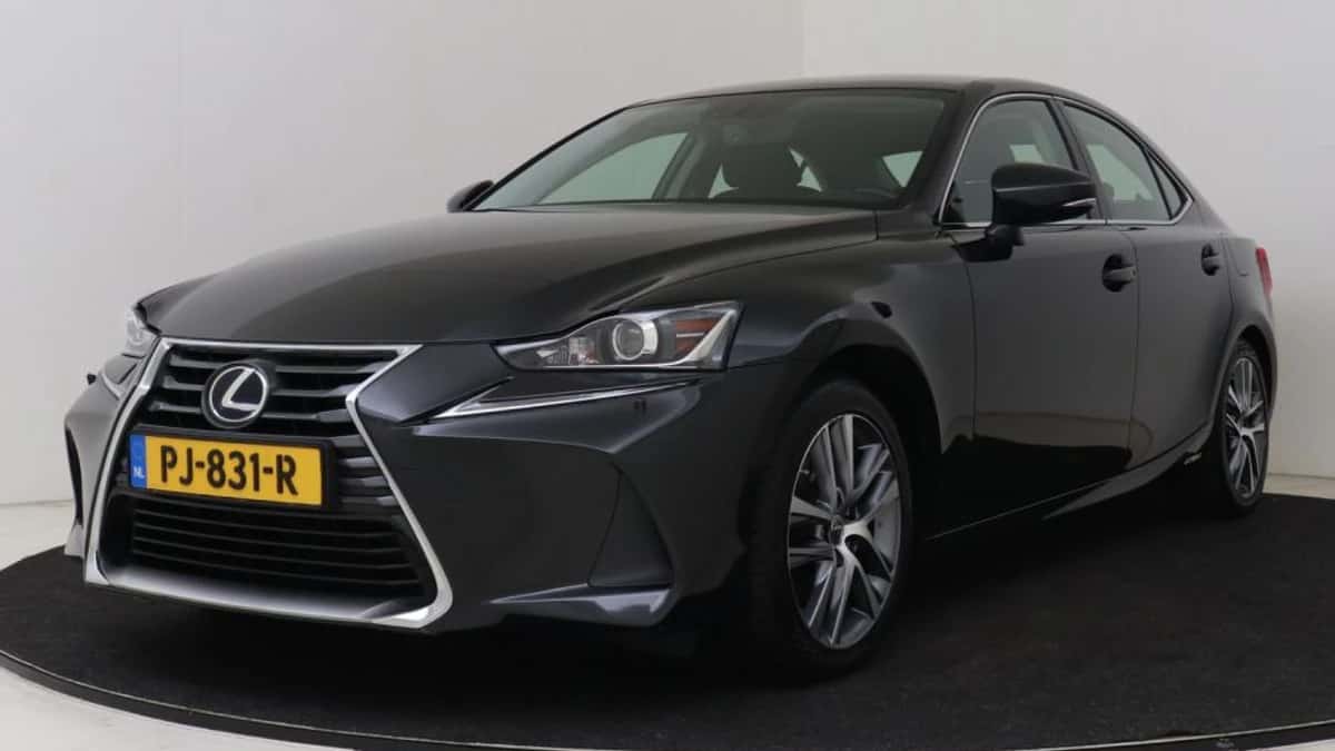Lexus IS (2017) — foto 1