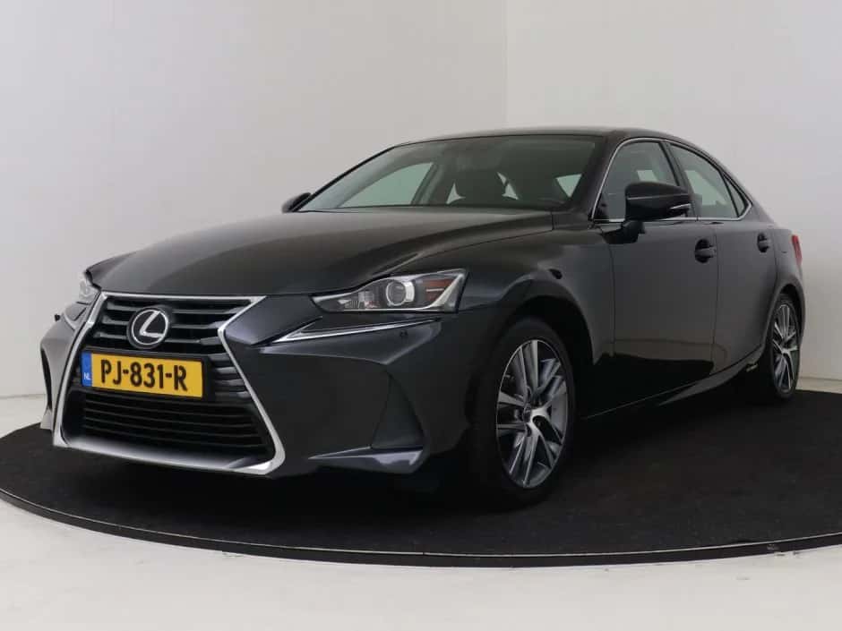 Lexus IS (2017) — foto 1