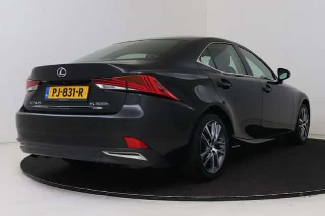 Lexus IS (2017) thumbnail 2